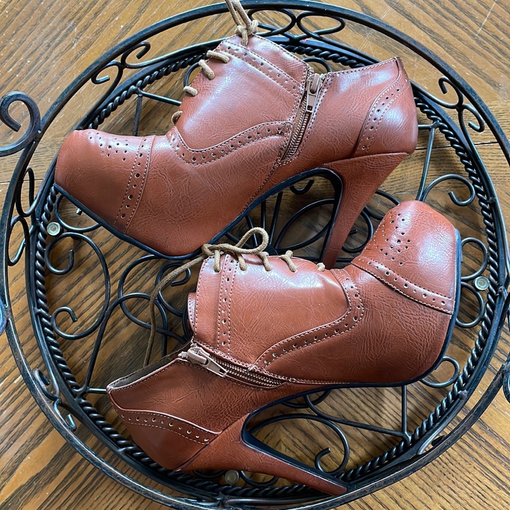KARENA STILETTO HEEL ANKLE BOOTS.